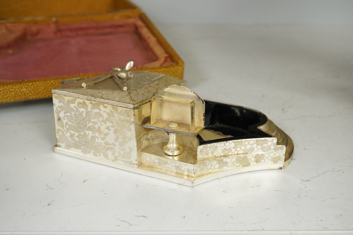 Golfing interest, a cased mid 20th century smokers stand, 17cm wide